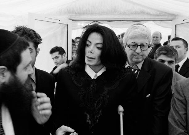 Paedophile Michael Jackson Wearing A Skullcap/Kippah
